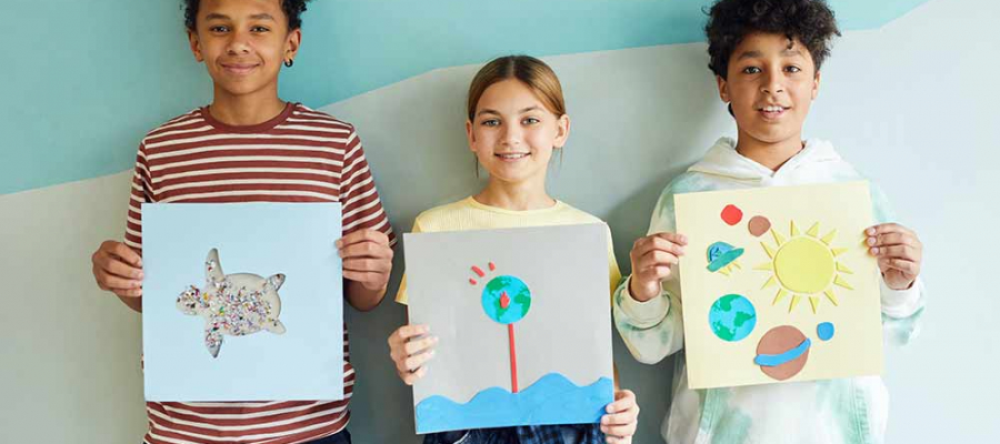 3 kinderen presenteren hun kunstwerkjes