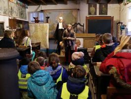 Klas krijgt rondleiding in het Poldermuseum